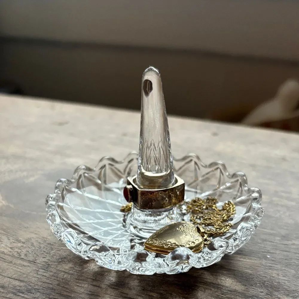🎀 Vintage 🎀 Elegant Glass Ring Holder